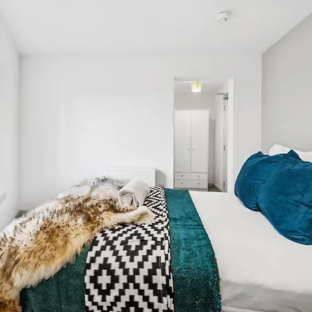 公寓 Modern & Cozy 6 Bedroom Whole House In By Altoluxo Short Lets & Serviced With Free Wifi And Parking *