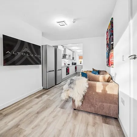 Modern & Cozy 6 Bedroom Whole House In By Altoluxo Short Lets & Serviced With Free Wifi And Parking בריסטול