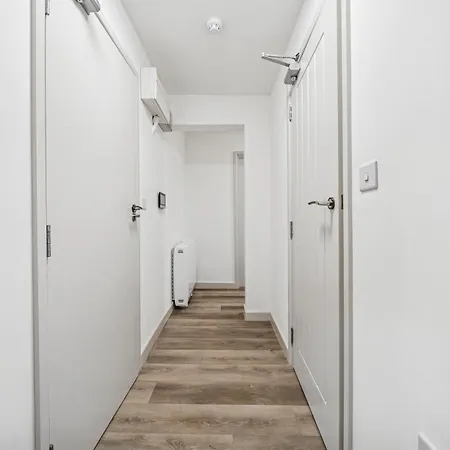 Modern & Cozy 6 Bedroom Whole House In By Altoluxo Short Lets & Serviced With Free Wifi And Parking * Bristol