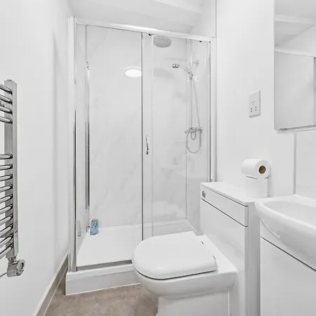 Modern & Cozy 6 Bedroom Whole House In By Altoluxo Short Lets & Serviced With Free Wifi And Parking