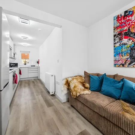 Modern & Cozy 6 Bedroom Whole House In By Altoluxo Short Lets & Serviced With Free Wifi And Parking