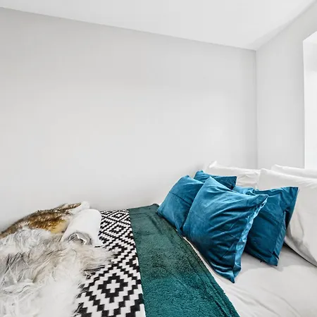 Modern & Cozy 6 Bedroom Whole House In By Altoluxo Short Lets & Serviced With Free Wifi And Parking