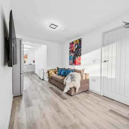 Modern & Cozy 6 Bedroom Whole House In By Altoluxo Short Lets & Serviced With Free Wifi And Parking דירה *
