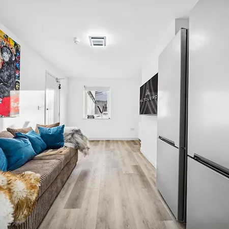 Modern & Cozy 6 Bedroom Whole House In By Altoluxo Short Lets & Serviced With Free Wifi And Parking דירה בריסטול