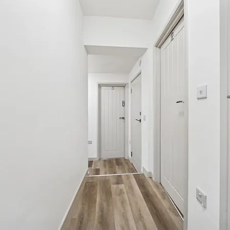 Modern & Cozy 6 Bedroom Whole House In By Altoluxo Short Lets & Serviced With Free Wifi And Parking * בריסטול