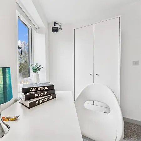 Modern & Cozy 6 Bedroom Whole House In By Altoluxo Short Lets & Serviced With Free Wifi And Parking