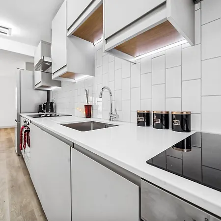 Modern & Cozy 6 Bedroom Whole House In By Altoluxo Short Lets & Serviced With Free Wifi And Parking דירה