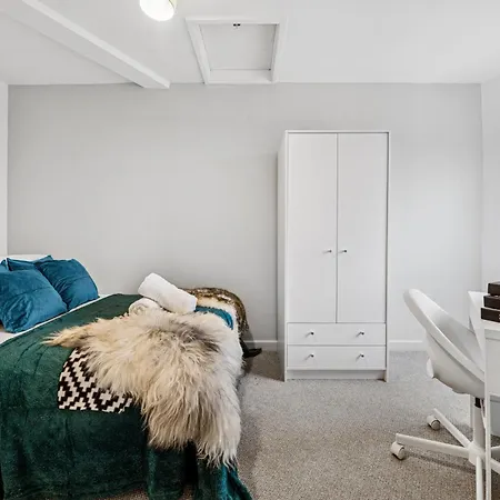 Modern & Cozy 6 Bedroom Whole House In By Altoluxo Short Lets & Serviced With Free Wifi And Parking דירה בריסטול