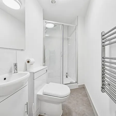 Apartman Modern & Cozy 6 Bedroom Whole House In By Altoluxo Short Lets & Serviced With Free Wifi And Parking