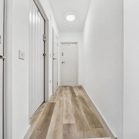 Modern & Cozy 6 Bedroom Whole House In By Altoluxo Short Lets & Serviced With Free Wifi And Parking Apartman
