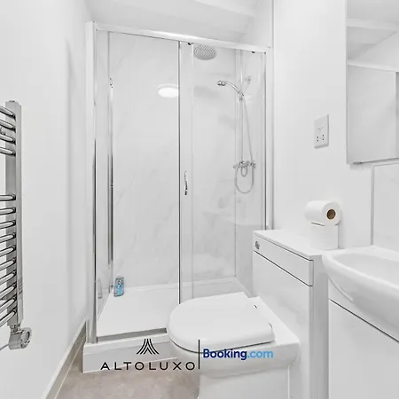 Modern & Cozy 6 Bedroom Whole House In By Altoluxo Short Lets & Serviced With Free Wifi And Parking * בריסטול