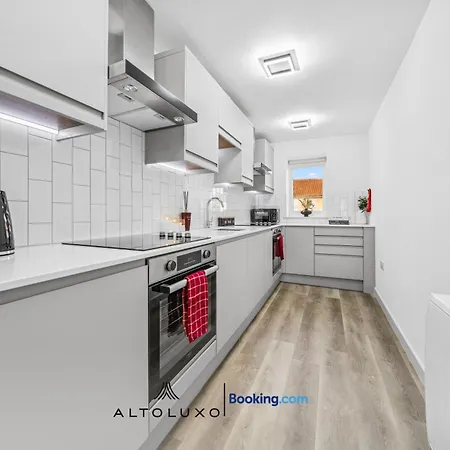 Modern & Cozy 6 Bedroom Whole House In By Altoluxo Short Lets & Serviced With Free Wifi And Parking דירה