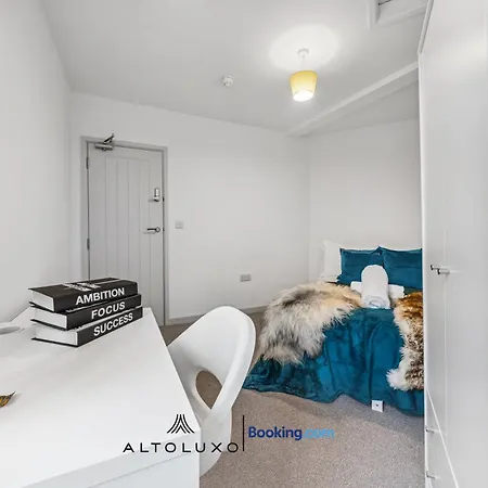 Modern & Cozy 6 Bedroom Whole House In By Altoluxo Short Lets & Serviced With Free Wifi And Parking