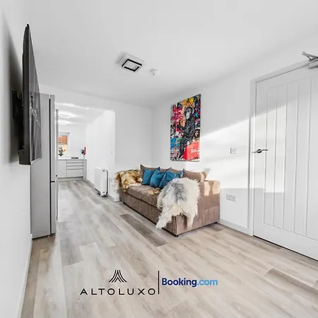 Modern & Cozy 6 Bedroom Whole House In By Altoluxo Short Lets & Serviced With Free Wifi And Parking דירה בריסטול