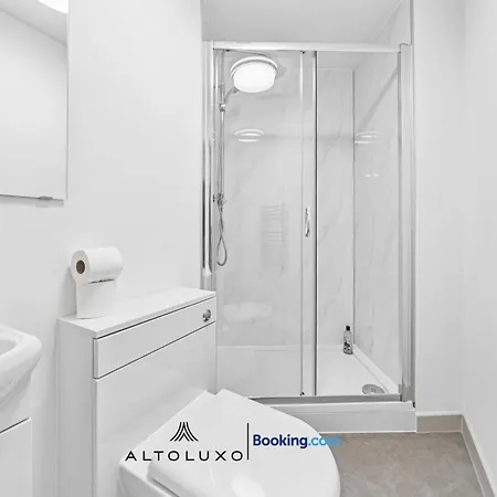 Modern & Cozy 6 Bedroom Whole House In By Altoluxo Short Lets & Serviced With Free Wifi And Parking בריסטול