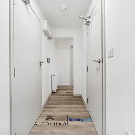 Modern & Cozy 6 Bedroom Whole House In By Altoluxo Short Lets & Serviced With Free Wifi And Parking דירה *