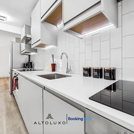 Modern & Cozy 6 Bedroom Whole House In By Altoluxo Short Lets & Serviced With Free Wifi And Parking
