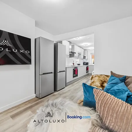 Modern & Cozy 6 Bedroom Whole House In By Altoluxo Short Lets & Serviced With Free Wifi And Parking דירה
