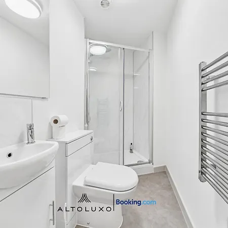 Modern & Cozy 6 Bedroom Whole House In By Altoluxo Short Lets & Serviced With Free Wifi And Parking *