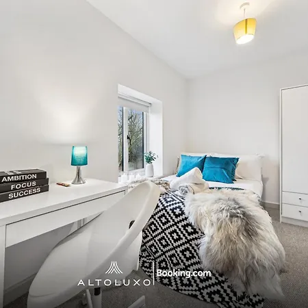 Modern & Cozy 6 Bedroom Whole House In By Altoluxo Short Lets & Serviced With Free Wifi And Parking בריסטול