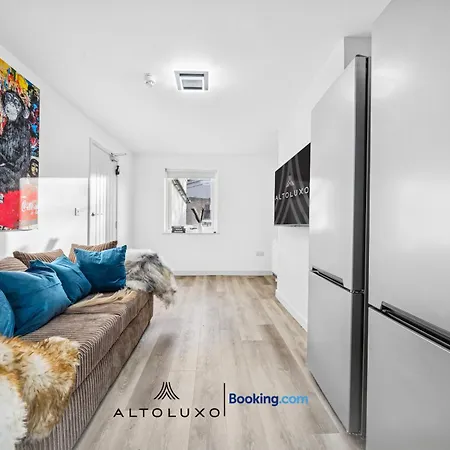 Modern & Cozy 6 Bedroom Whole House In By Altoluxo Short Lets & Serviced With Free Wifi And Parking דירה
