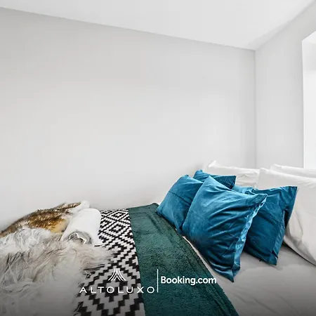 Modern & Cozy 6 Bedroom Whole House In By Altoluxo Short Lets & Serviced With Free Wifi And Parking דירה