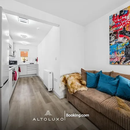 Modern & Cozy 6 Bedroom Whole House In By Altoluxo Short Lets & Serviced With Free Wifi And Parking