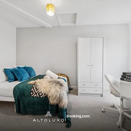 Modern & Cozy 6 Bedroom Whole House In By Altoluxo Short Lets & Serviced With Free Wifi And Parking *