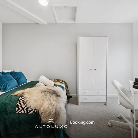 Modern & Cozy 6 Bedroom Whole House In By Altoluxo Short Lets & Serviced With Free Wifi And Parking